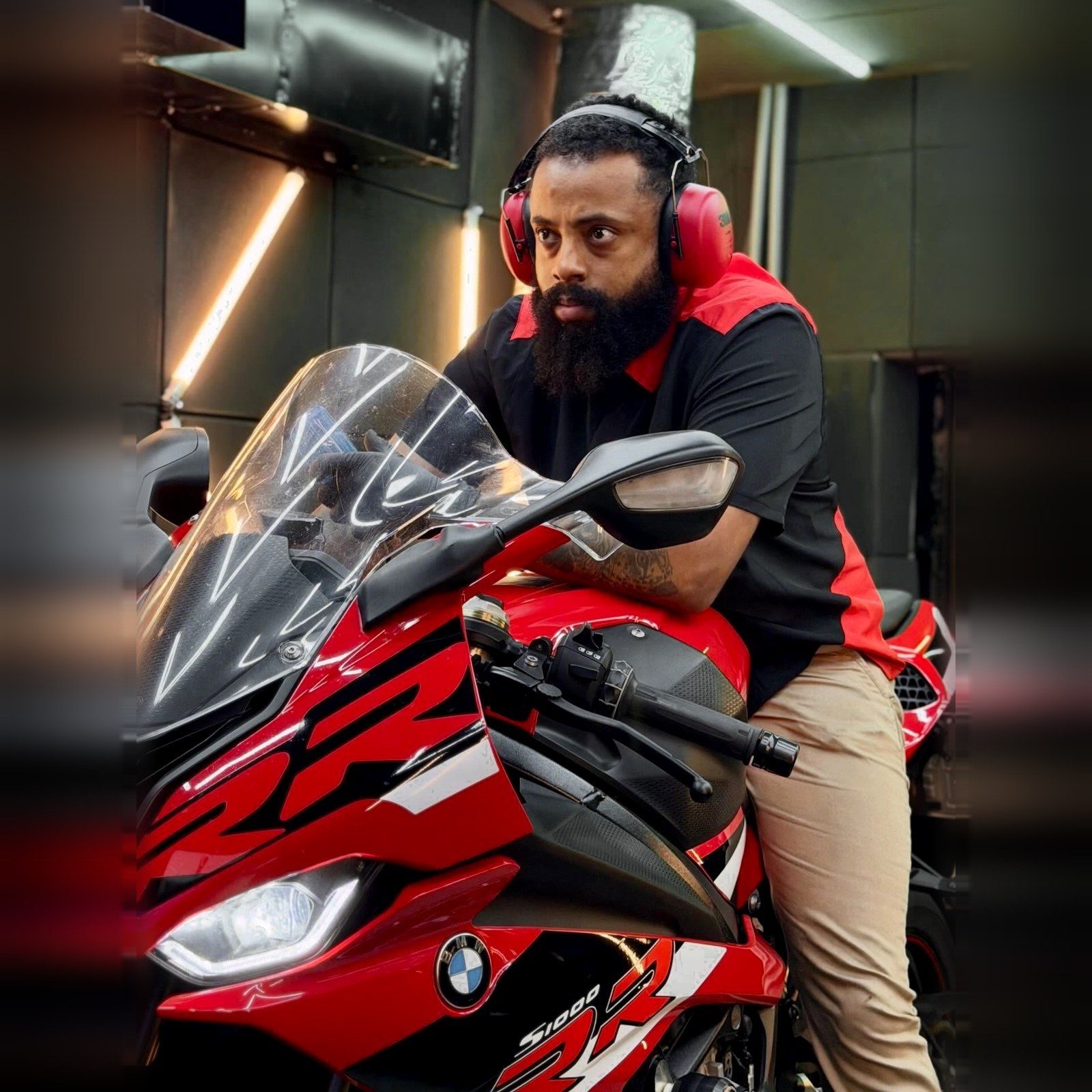 Daniel, fundador da GMotors, na sala de remap com uma BMW S 1000 RR